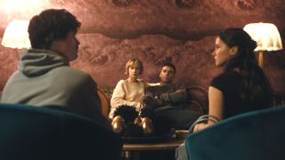 Beef. (L to R) Charles Melton as Austin Davis, Carey Mulligan as Lindsay Crane-Martin, Oscar Isaac as Josh Martin, Cailee Spaeny as Ashley Miller in episode 202 of Beef.
