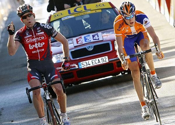 Evans outguns Gesink to the line on the famous Mont Ventoux.