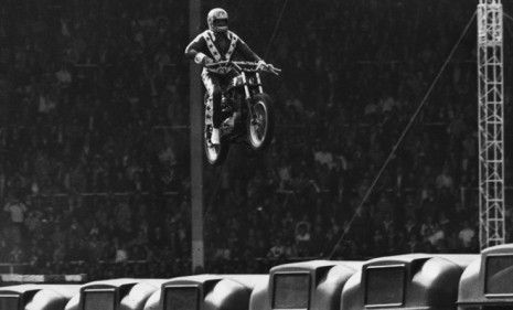 On May 27, 1975, after a night of drinking with fans in London, daredevil Evil Knievel knew he couldn&amp;#039;t make the 13-bus jump; amid 70,000 people, he tried anyway.