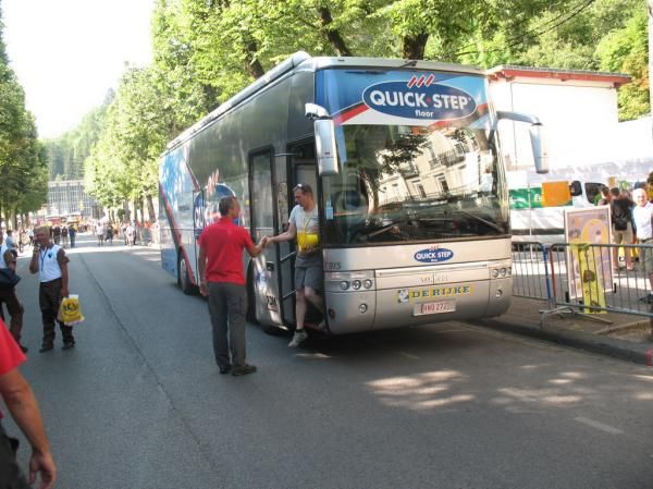 10:15 The Quick Step bus arrives at the start in Bagn&egrave;res-de-Luchon