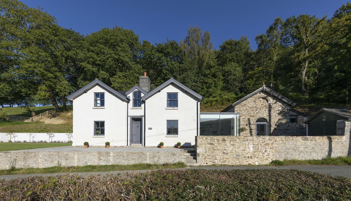 Image for Before and After: Couple Transform a Dated Cottage into an Amazing Modern Home 