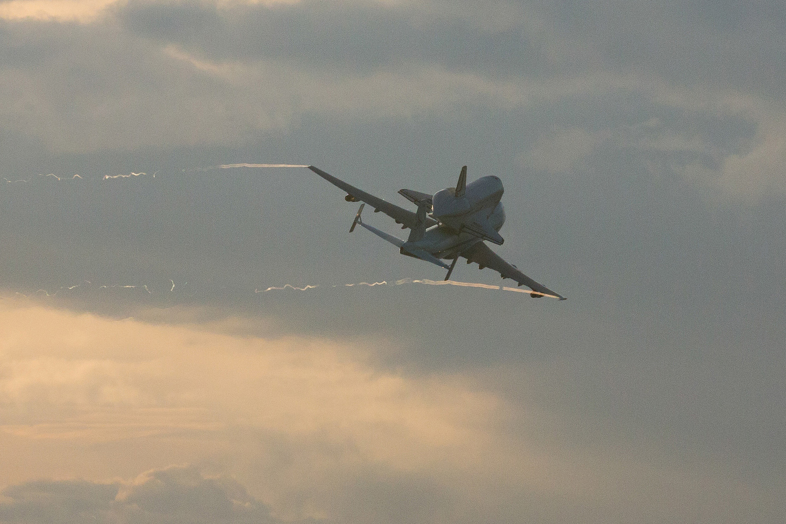 Endeavour atop SCAEndeavour atop SCA with Wingtip Vortices Trailing Smoke