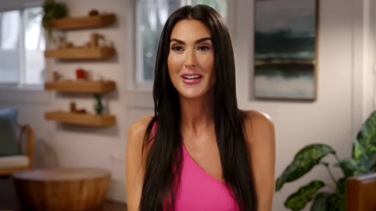 Elise in her confessional segment wearing a pink top on 90 Day Fianc&eacute;: Before The 90 Days