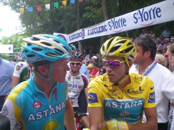 Teammates Alexandre Vinkourov and Alberto Contador chat before the start.