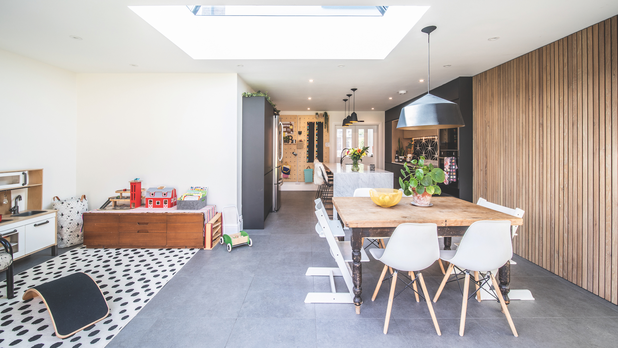 L shaped open plan kitchens with a working and play area