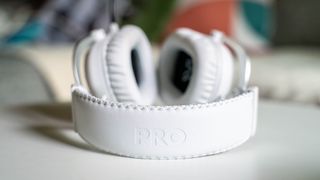 Valkoiset Logitech Pro X 2 Lightspeed -kuulokkeet pöydällä