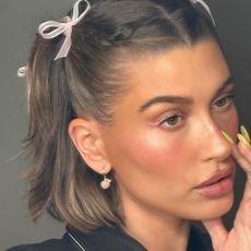 Hailey Bieber wearing simple pink eyeliner.
