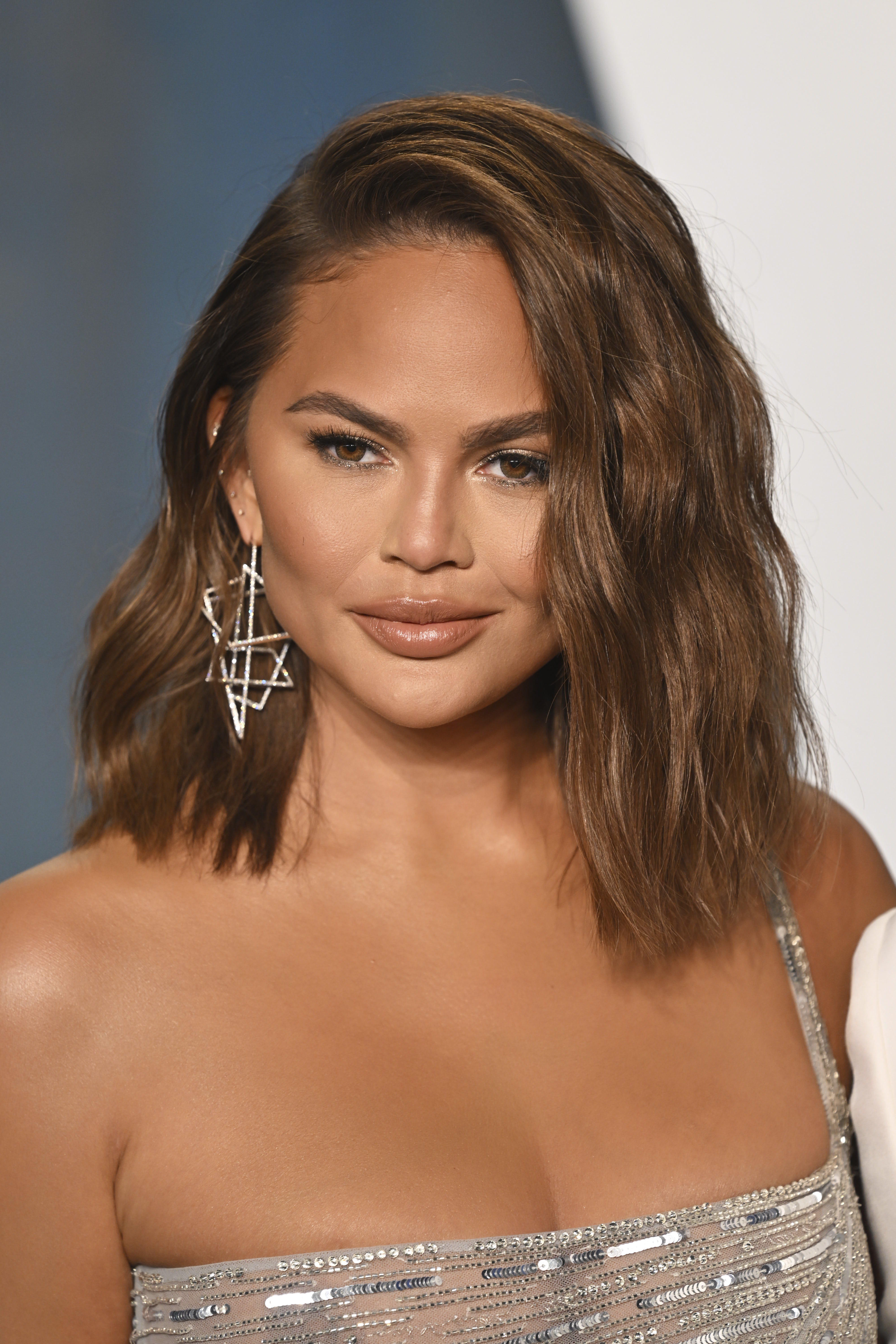 Chrissy Teigen attends the 2022 Vanity Fair Oscar Party hosted by Radhika Jones at Wallis Annenberg Center for the Performing Arts on March 27, 2022 in Beverly Hills, California
