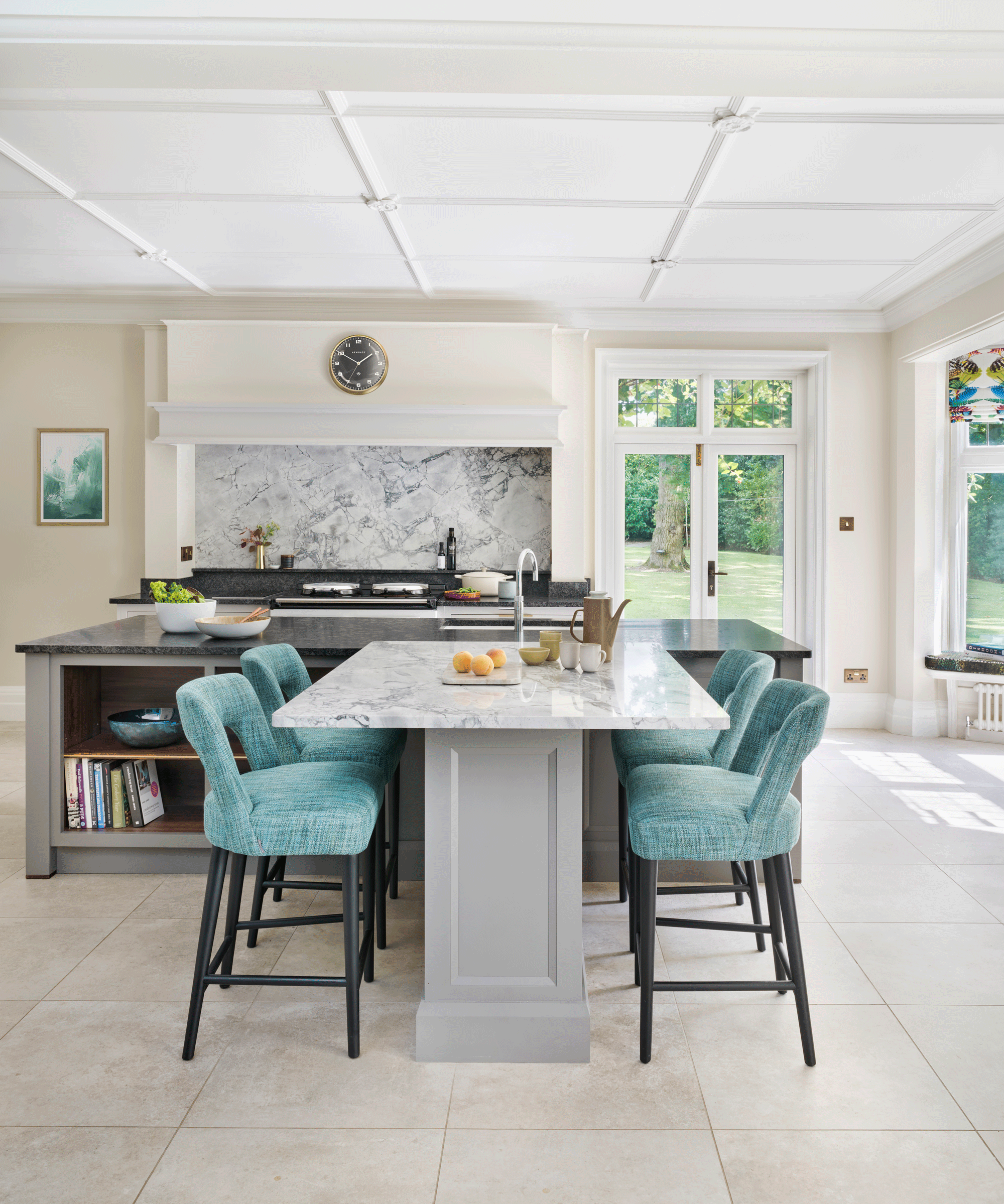 A T-shaped kitchen island with blue chairs