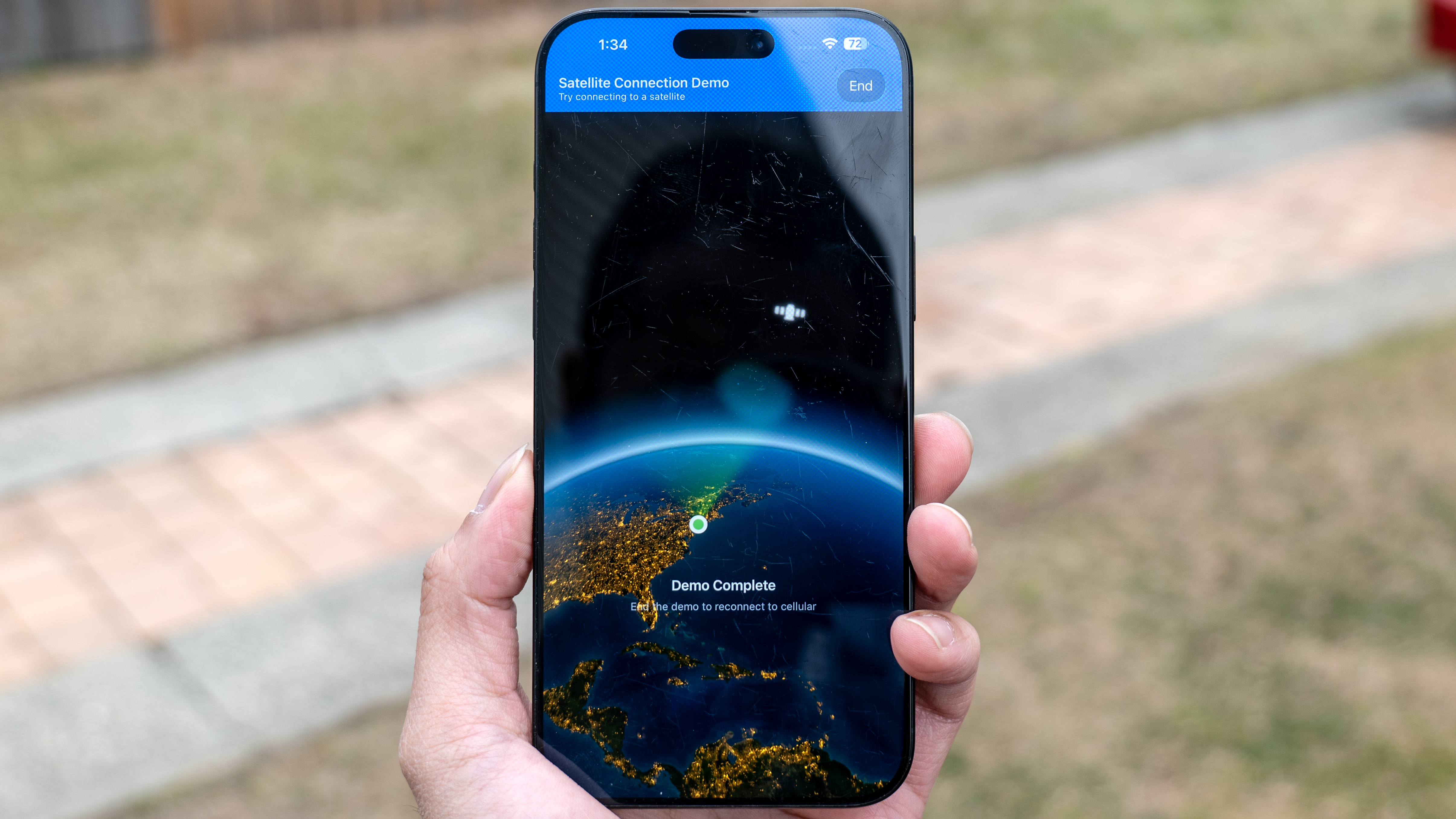 حالت SOS ماهواره ای iOS 26 که روی آیفون اجرا می شود.