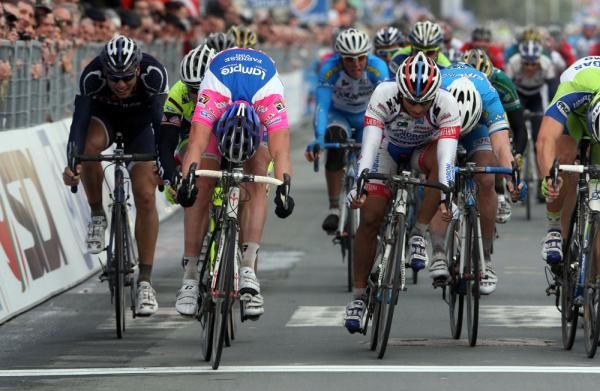 Petacchi edges out Loddo with a lunge