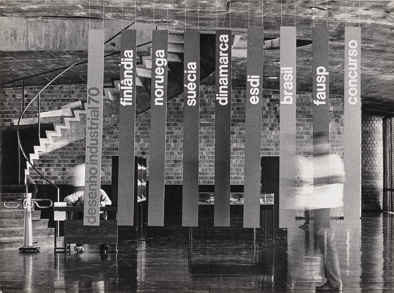 Aspecto da mostra Desenho industrial 70_ Bienal Internacional do Rio de Janeiro. Fotografia, sem autoria identificada, 1970. Cole&amp;ccedil;&amp;atilde;o Silvia Steinberg