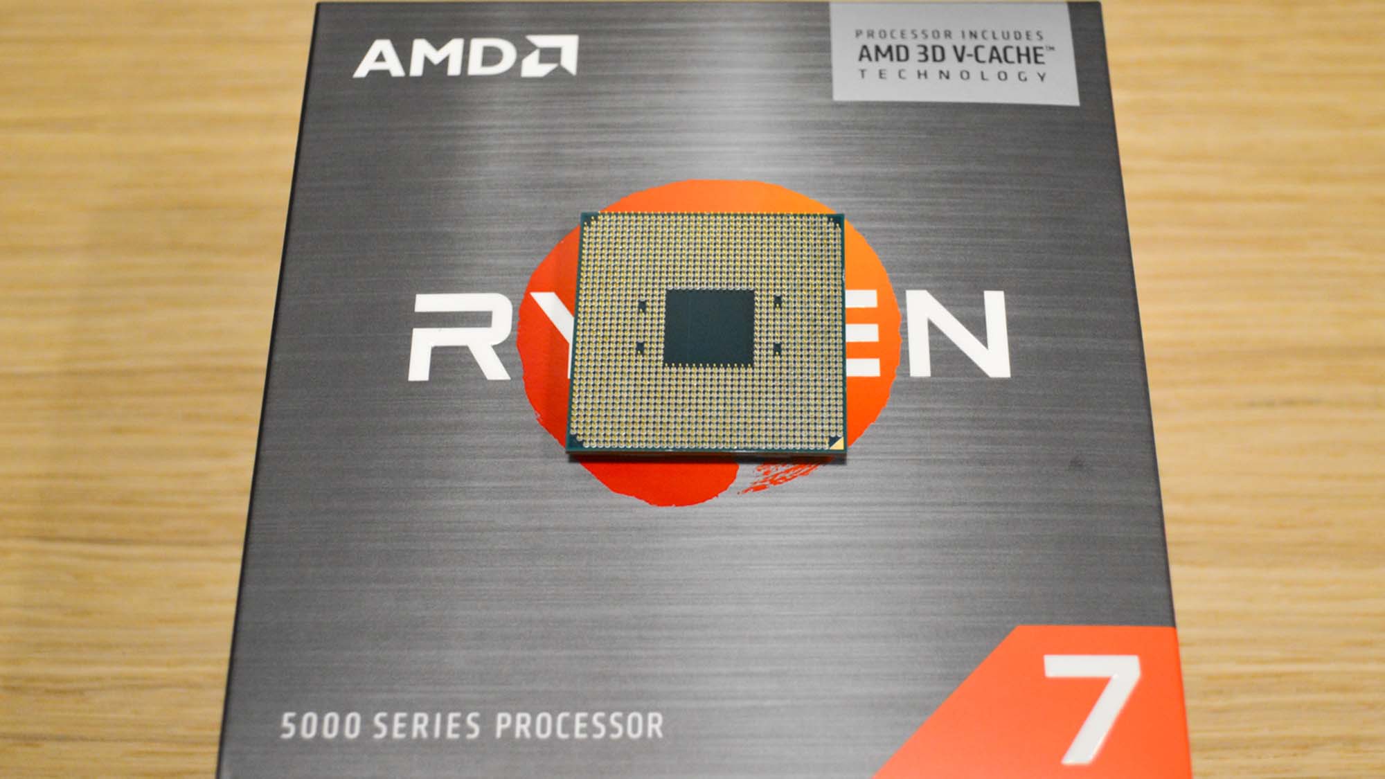 En AMD Ryzen 7 5800X3D-processor liggende på indpakningen sin