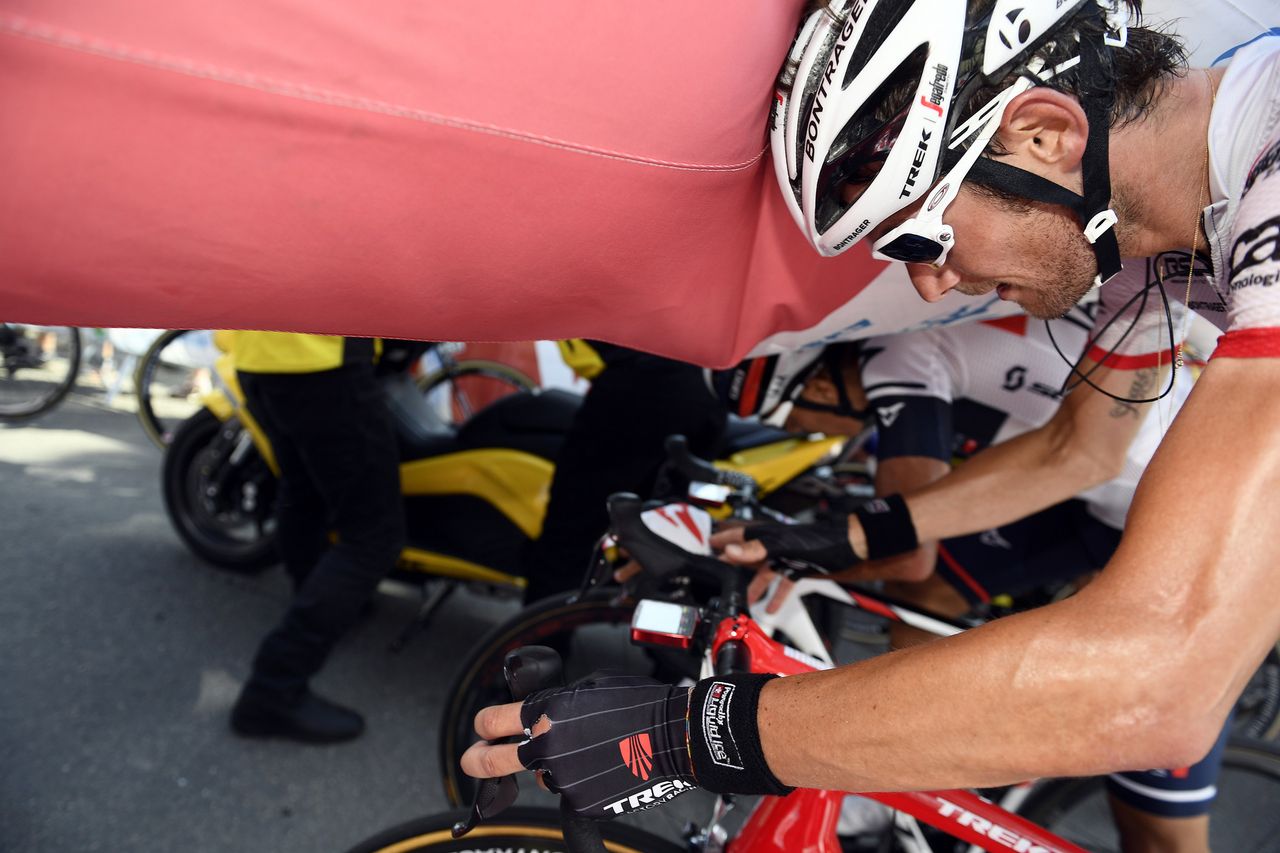 Riders duck under a deflated 1km to go banner