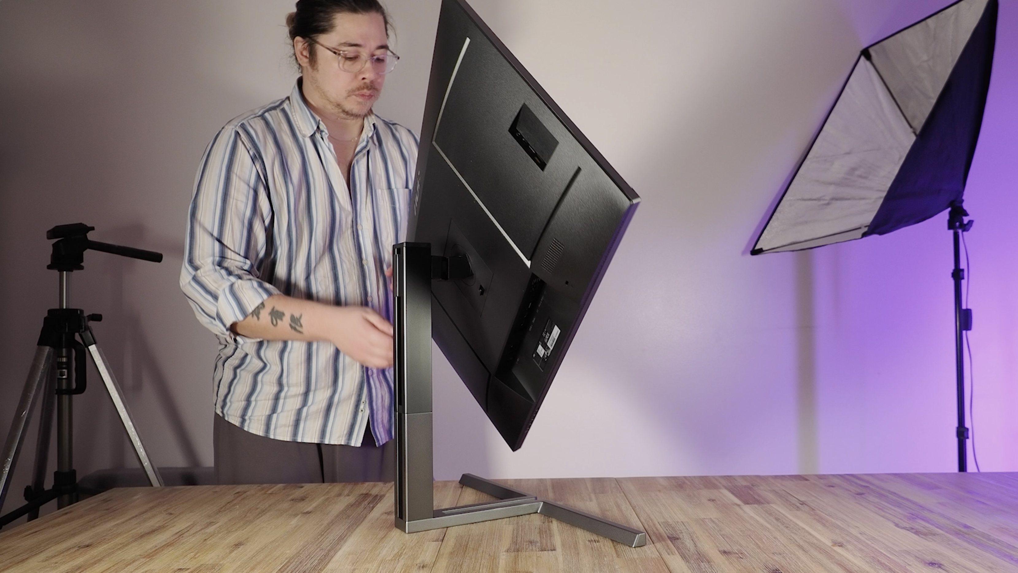 AOC U32U3CV monitor on a wooden surface