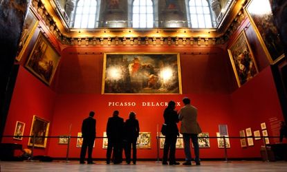 Young pickpocketers are targeting the museum's English-speaking tourists.
