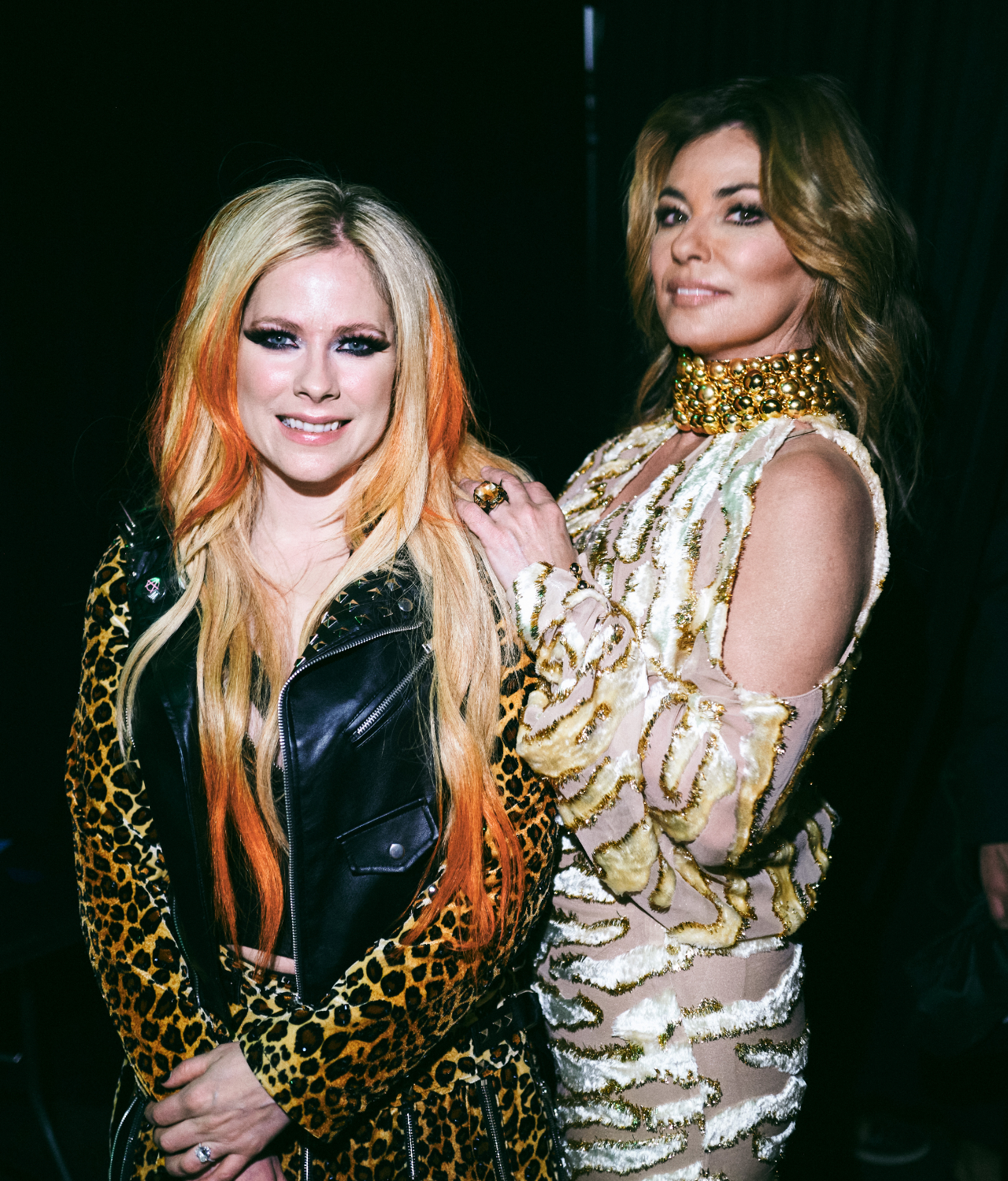 Avril Lavigne and Shania Twain backstage in 2022