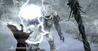Et skærmbillede fra Skyrim VR, hvor en spiller skyder en magisk kugle mod en fjende i et snedækket landskab.