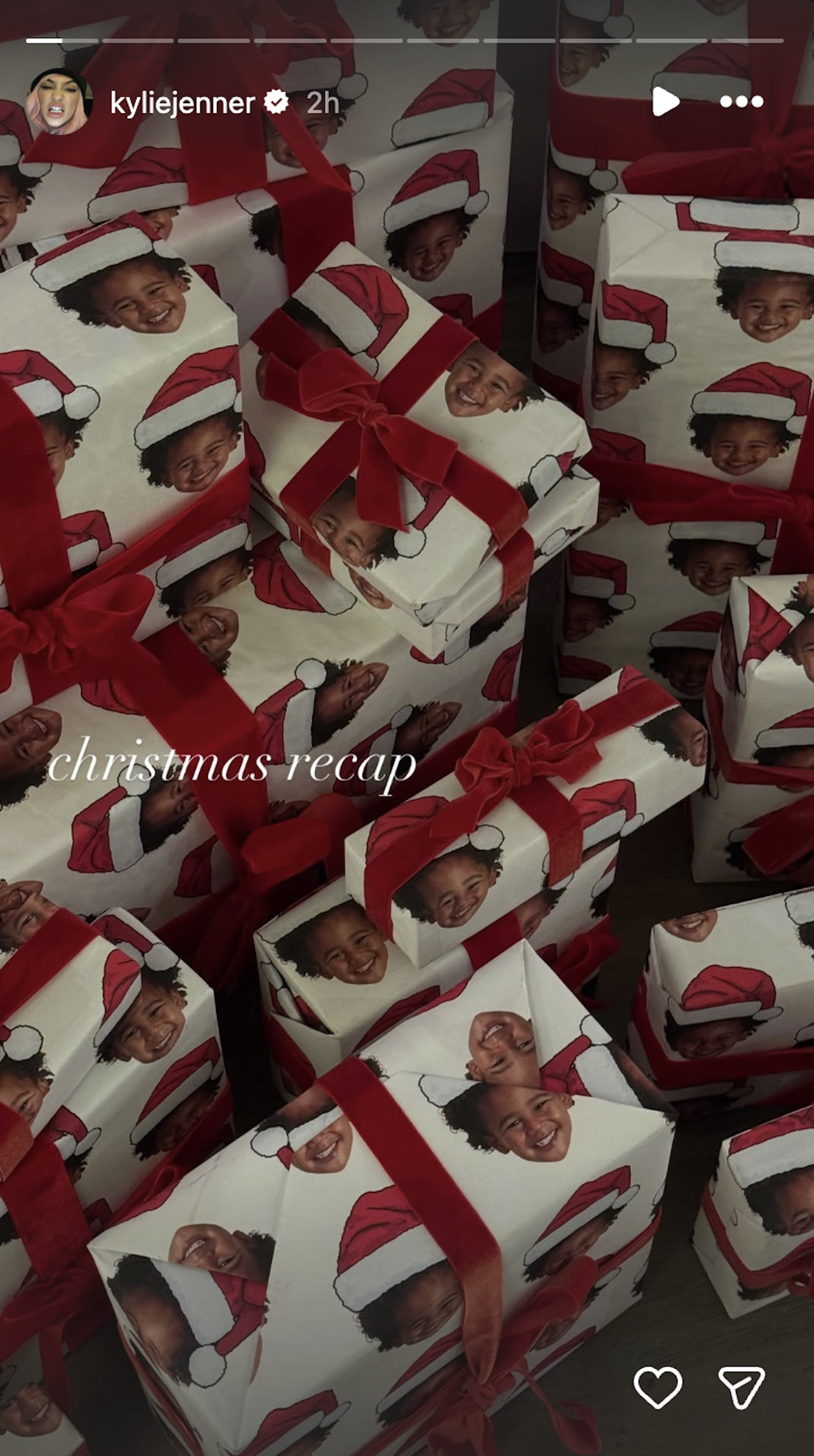 Aire Webster の 2025 年のクリスマス プレゼントが表示されます。