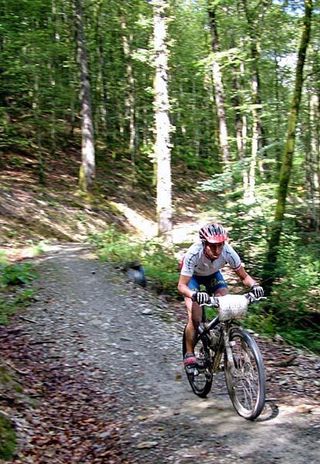 Solo women's racer Marika Covre (Ideal - Vivibike) crosses a stream.