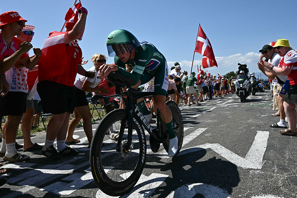 Lidl - Trek team's Danish rider Mads Pedersen wearing the sprinter's green jersey cycles during the 16th stage of the 113th edition of the Tour de France cycling race, 26,1 km time trial between &amp;Eacute;vian-les-Bains and Thonon-les-Bains in the French Alps, on July 21, 2026. (Photo by Loic VENANCE / AFP)