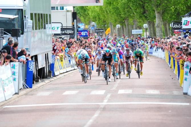 The bunch sprint to the line on stage 3 at the Crit&eacute;rium du Dauphin&eacute;
