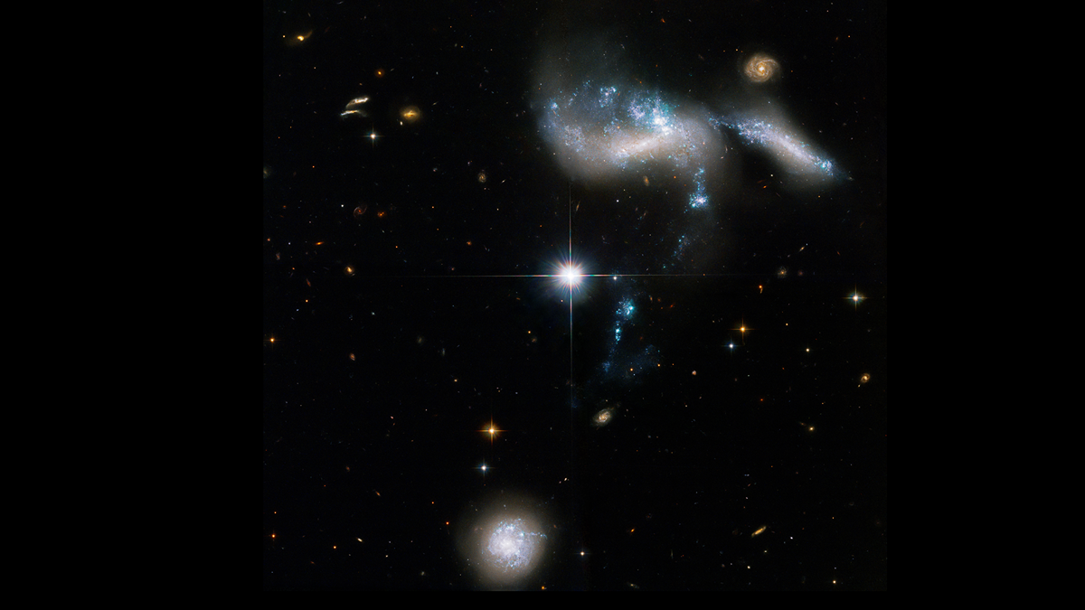 Hubble Space Telescope spots streams of star formation flowing between galaxies