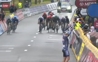 Tim Merlier avoids colliding with finishing riders by jumping fence at 2022 Scheldeprijs