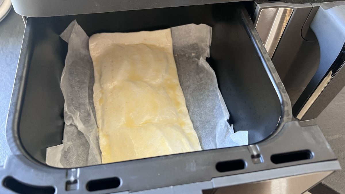 These air fryer apple and cinnamon pastries are the perfect sweet fall