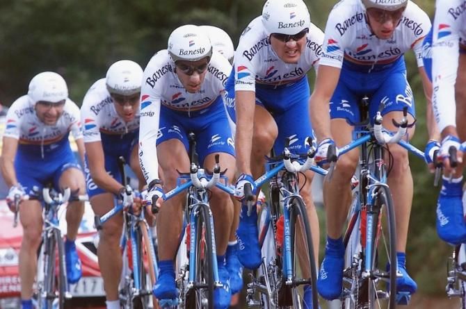 Team captain Alex Zulle (second right) in action with his Banesto teammates during the stage 4 team time trial at the 2000 Tour de France. Banesto would place 12th, more than 4 minutes down on stage winner ONCE.