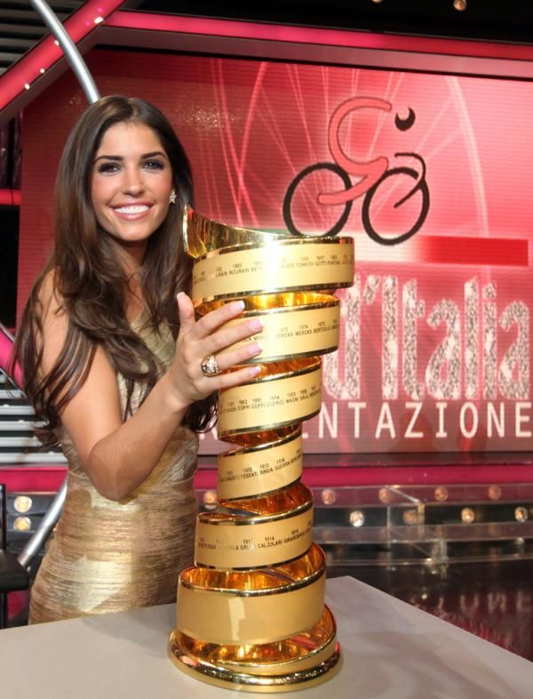 Dutch TV presenter Yolanthe Cabau with the Giro trophy.