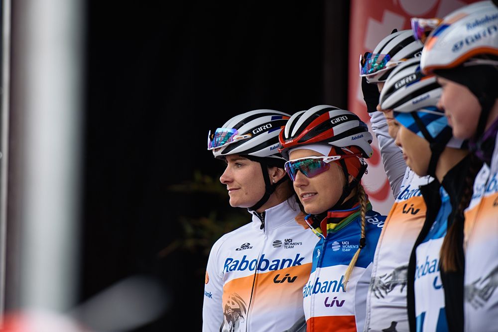 Marianne Vos and her Rabo Liv teammates presented to the crowds at Dwars door de Westhoek 2016