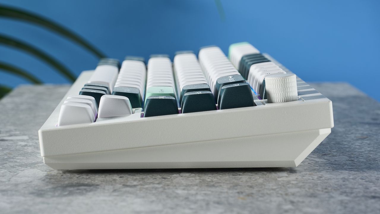 The Keychron Q1 HE magnetic keyboard in white and green