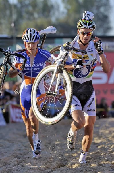 Zdenek Stybar (Telenet - Fidea) and Bart Aernouts (Rabo - Giant Offroad Team) at the head of the race.