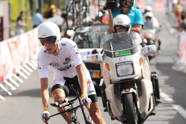 Andy Schleck (Saxo Bank) takes the last corner