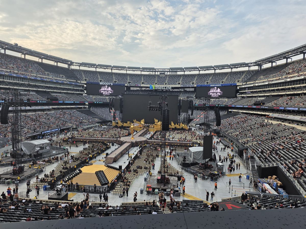 A concert photo captured at 1x zoom with the Galaxy S25 Edge at MetLife Stadium.