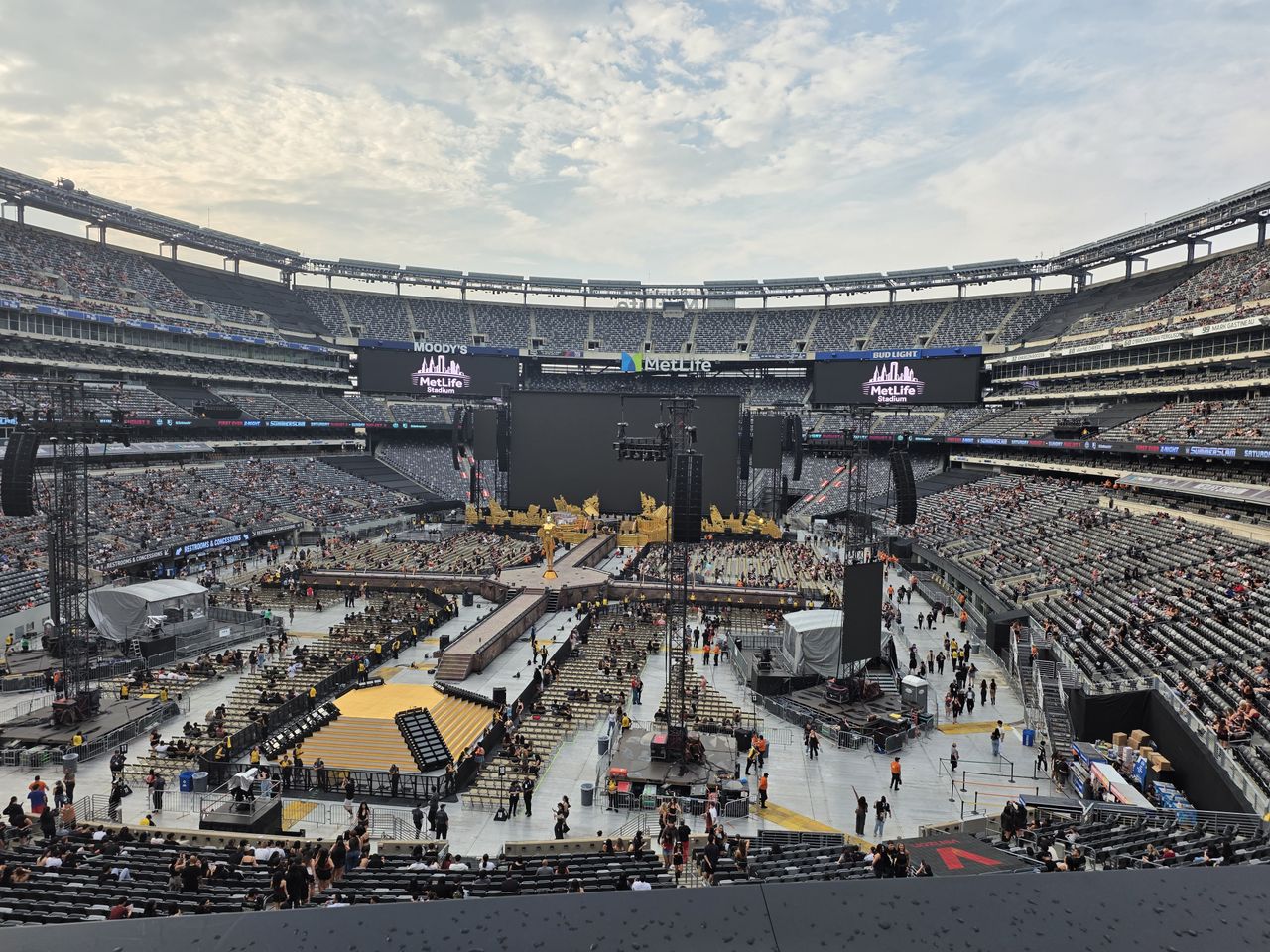 A concert photo captured at 1x zoom with the Galaxy S25 Edge at MetLife Stadium.