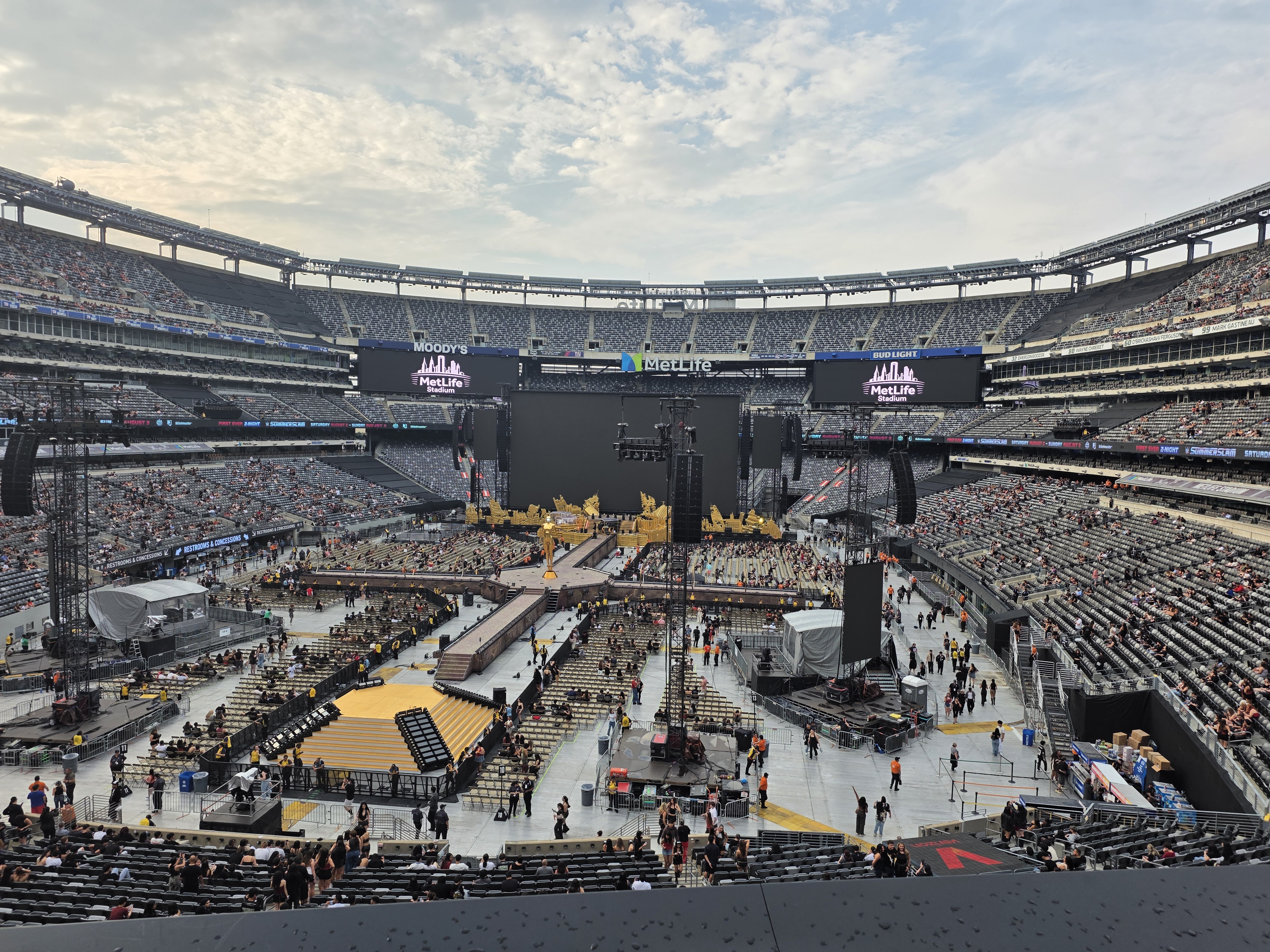 A concert photo captured at 1x zoom with the Galaxy S25 Edge at MetLife Stadium.