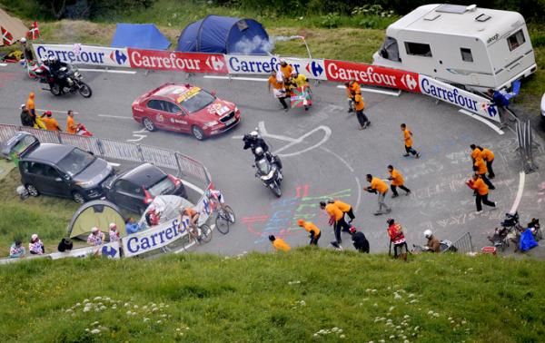 Sanchez and Vanandert surrounded by the orange clad Euskadi fans.