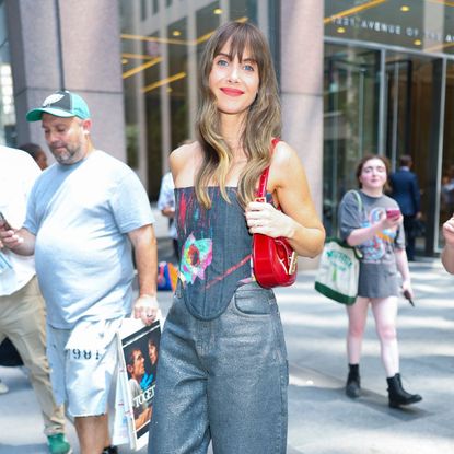 Weighted vest benefits: Celebrities who use weighted vests to train, including Jessica Alba, Kaia Gerber, and Alison Brie