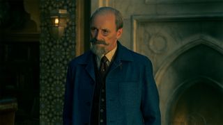 Colm Feores Sir Reginald Hargreeves är vid liv i The Umbrella Academy säsong 3.