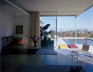 Edgar J. and Liliane Kaufmann House a.k.a. Kaufmann House, Richard Neutra, 1946. Photographer Julius Shulman. © J. Paul Getty Trust. Getty Research Institute, Los Angeles.