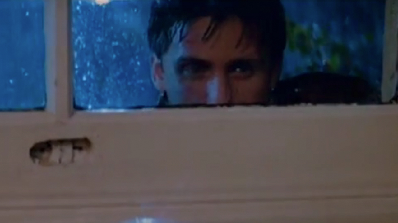 セント エルモズ ファイアーの窓から覗くエミリオ エステベス