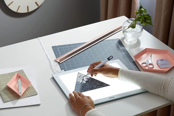 Bästa Cricut-tillbehör för alla maskiner: Någon ritar på en Cricut BrightPad Go.