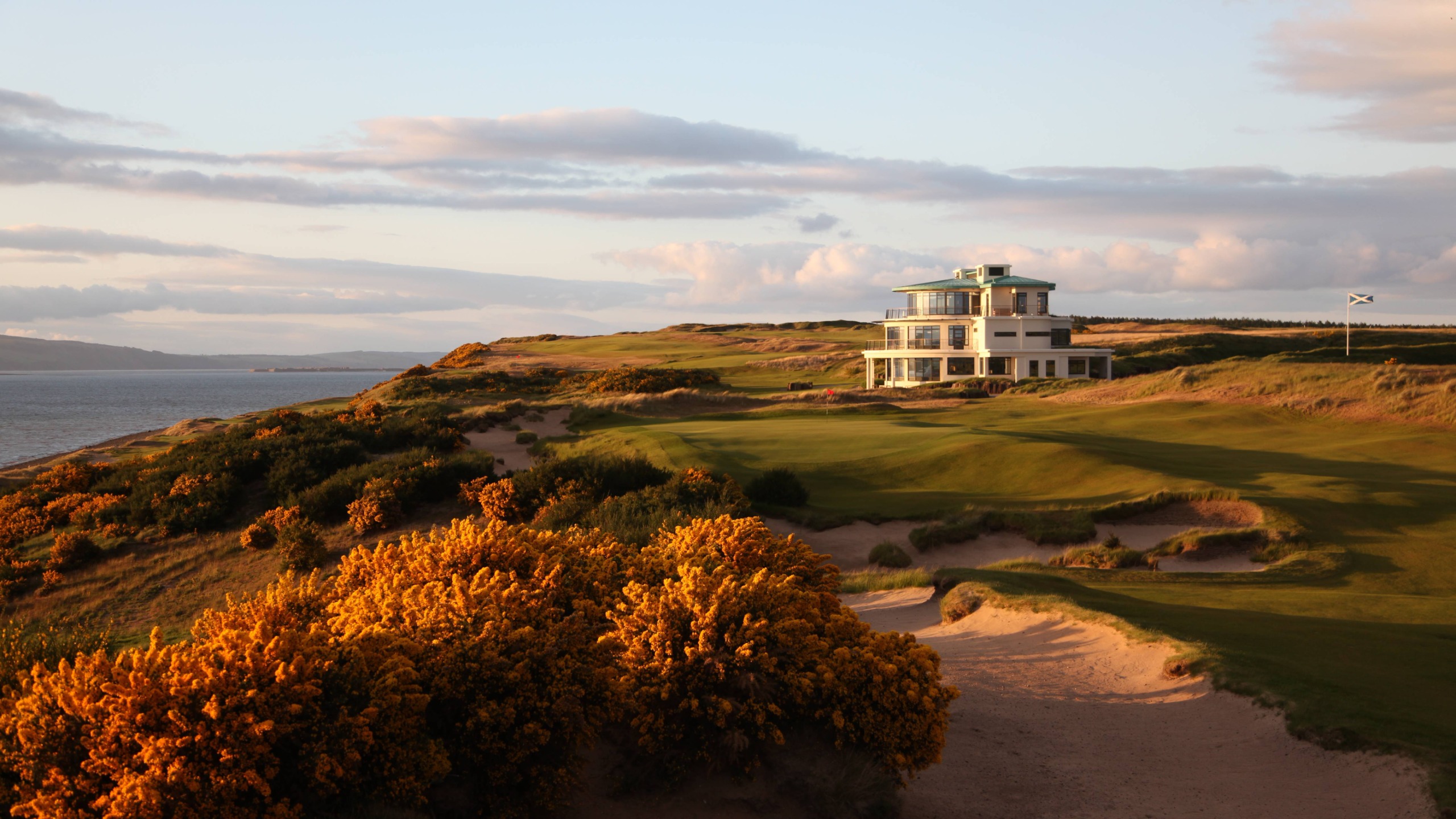 Castle Stuart 9th green and clubhouse