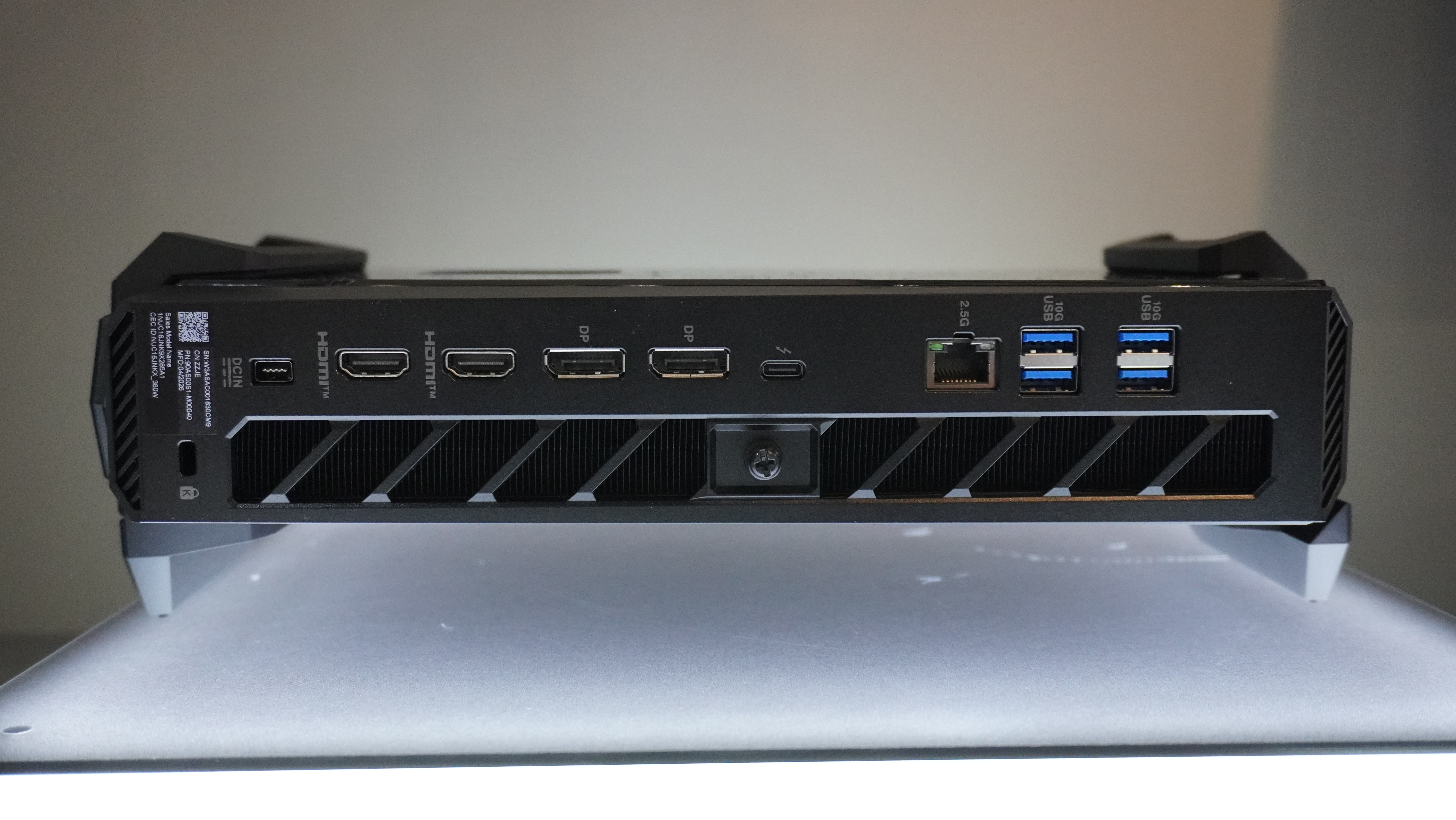 پورت های عقب ایسوس ROG NUC 16