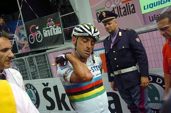 Paolo Bettini (Quickstep-Innergetic) checks his wounds.