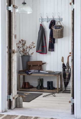 Hallway with a bench by Garden Trading