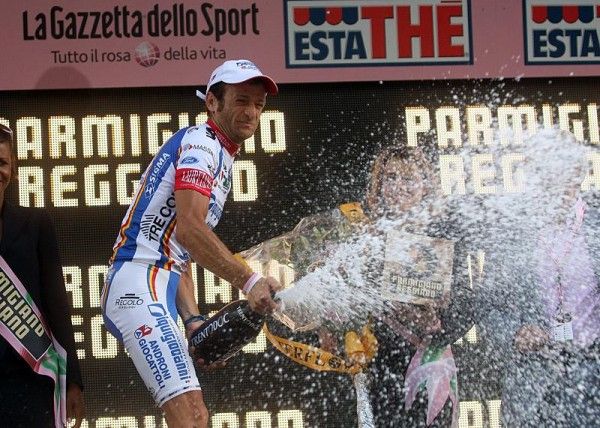 Michele Scarponi uncorks the bubbly.