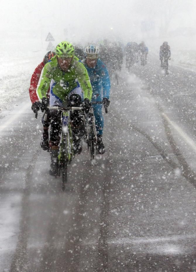 Cannondale control the front of the peloton